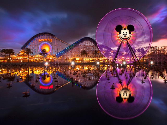 Công viên giải trí Disney California Adventure lung linh khi đêm xuống