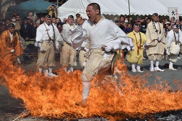 Nhà sư sẽ dùng chân trần bước đi trên lửa trong quá trỉnh diễn ra Lễ hội Hiwatari