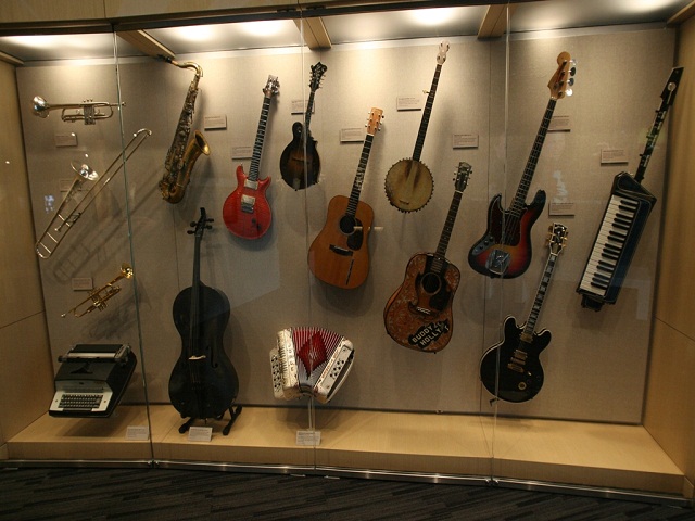 Cận cảnh những cây đàn được trưng bày tại bảo tàng Grammy