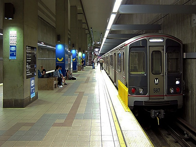 Bạn có thể khám phá nhiều điều hấp từ lòng đất khi ngồi trên tàu điện ngầm Metro Rail