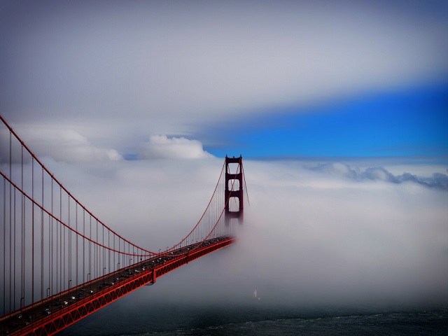 Sương mù và cầu Cổng Vàng hai biểu tượng đặc trưng của thành phố San Francisco