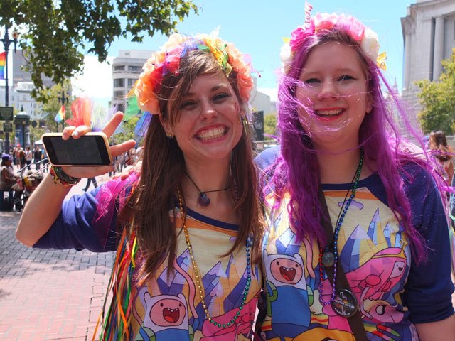 Hai bạn nữ vui vẻ tham dự lễ hội đồng tính ở San Francisco