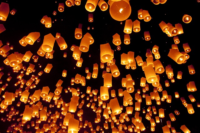 Bầu trời trở nên lung linh hơn với hàng ngàn chiếc đèn trong lễ hội thả đèn trời ở Bình Khê